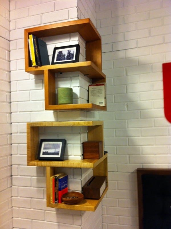 DIY-corner-shelf-unit-open-shelves-books-pictures-display